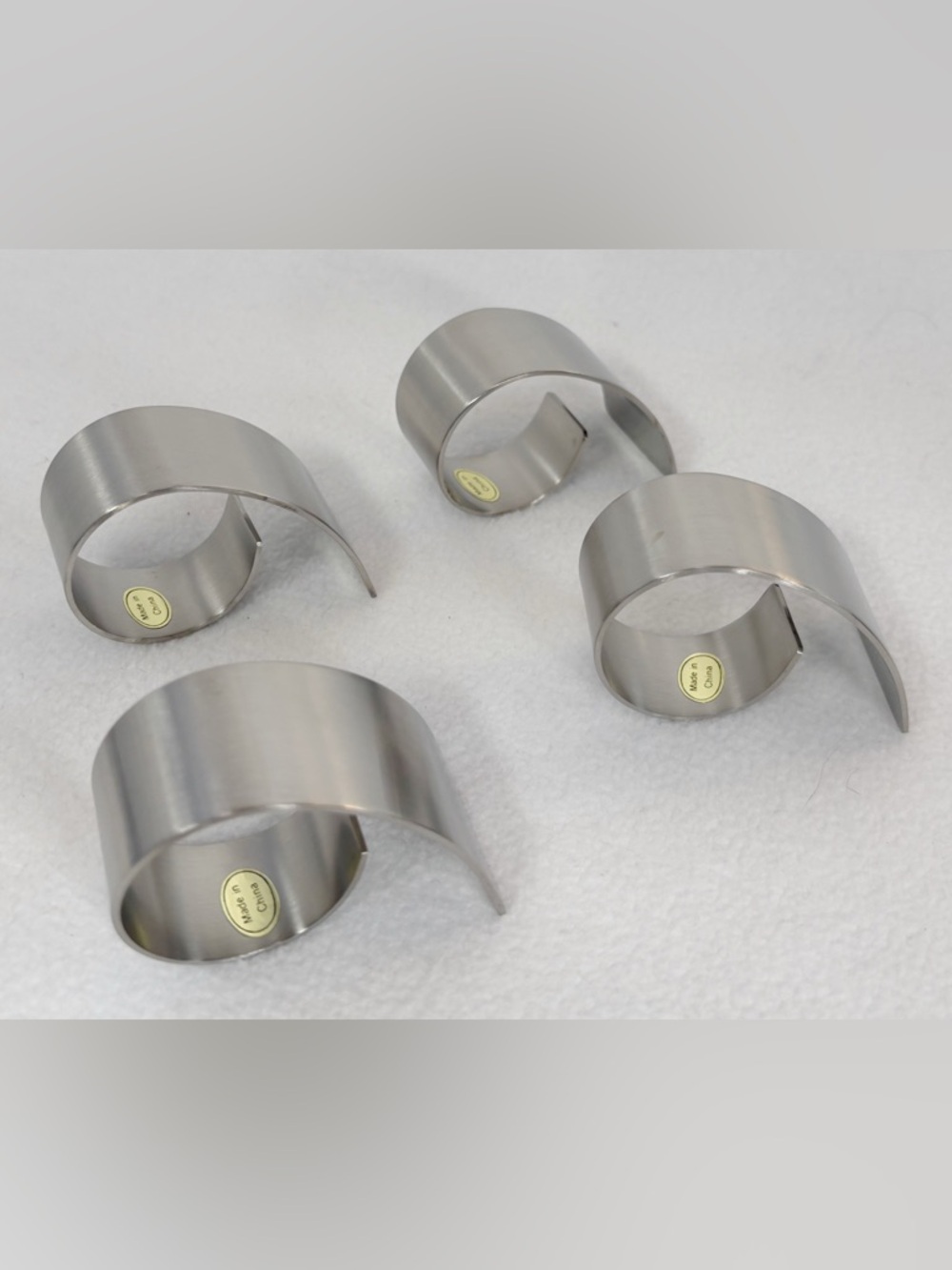 NIB Set of 4 Stainless Steel Oneida Napkin Rings "Astrid"